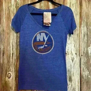 NWT NY ISLANDERS 🏒 T-SHIRT